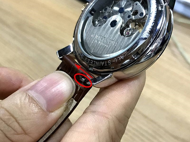 Thao tác gạt chốt cài sang trái để tháo dây đồng hồ da dễ dàng