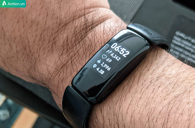 Màn hình Fitbit Inspire 2 hiển thị các thông số theo dõi sức khỏe hàng ngày