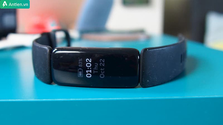 Vòng tay thông minh Fitbit Inspire 2 với thiết kế thanh lịch và màn hình sắc nét