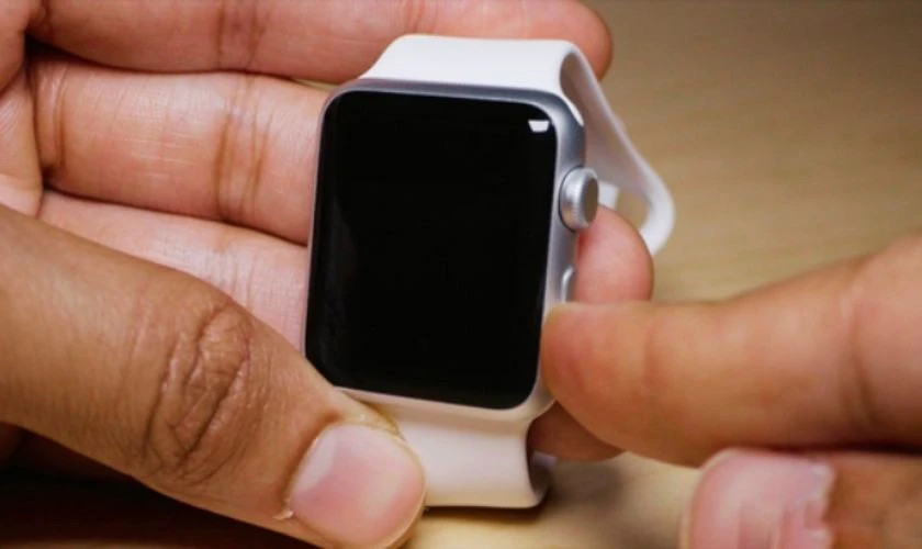 Tắt nguồn Apple Watch trước khi tháo lắp dây
