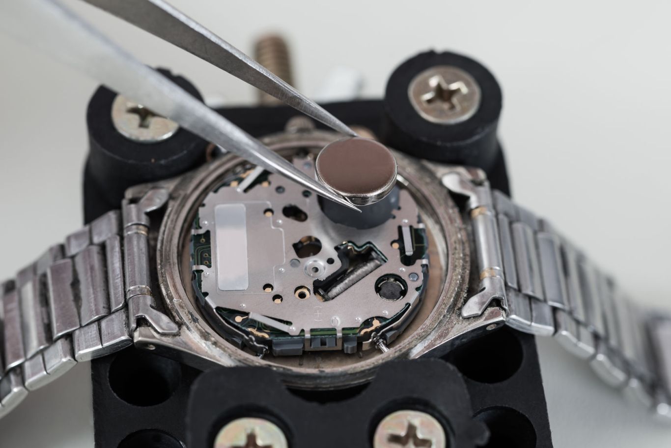 Thay Pin Đồng Hồ Swatch Swiss Ở Đâu Uy Tín Và Chất Lượng Nhất? Thay Pin Đồng Hồ Swatch Swiss Ở Đâu Uy Tín Và Chất Lượng Nhất?