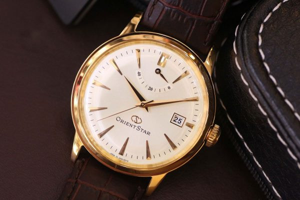 Đồng hồ Orient nam với thiết kế mặt số lộ cơ (Open Heart) tinh xảo, dây da màu nâu sang trọng, thể hiện phong cách lịch lãm và nghệ thuật chế tác đồng hồ nam cao cấp.