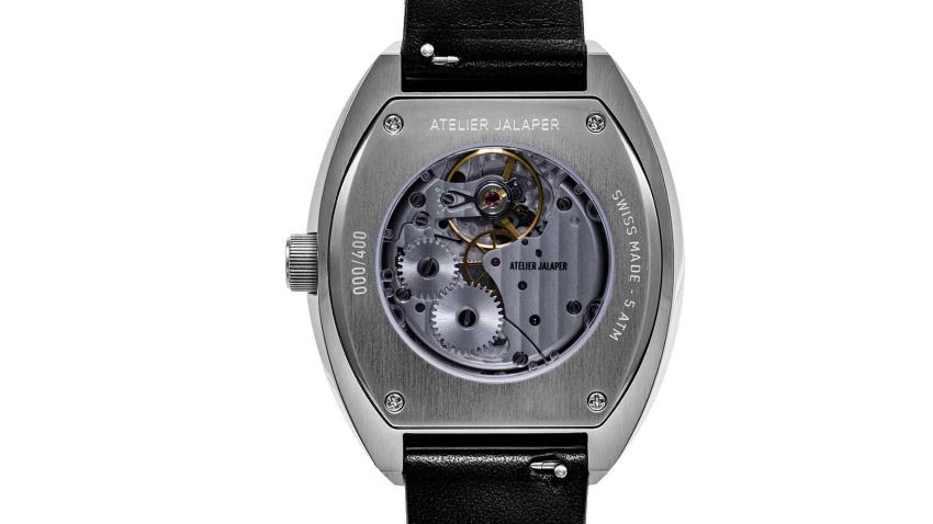 Cận cảnh mặt kính sapphire chống phản chiếu của đồng hồ AJ-P400, bảo vệ các bộ phận bên trong.