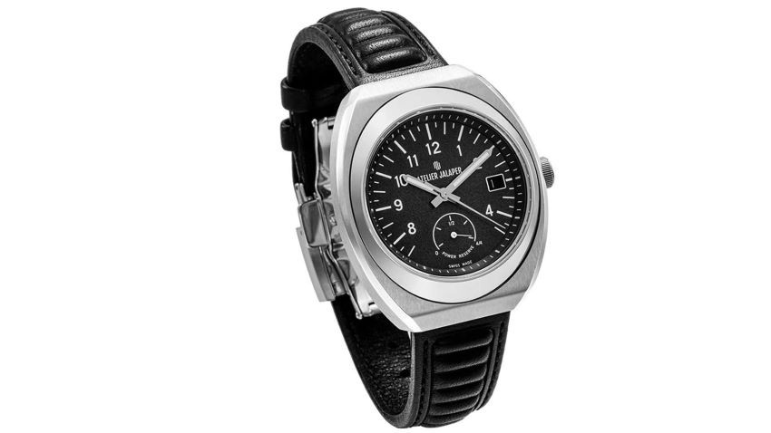 Mặt số độc đáo của đồng hồ AJ-P400 được chế tác từ các bộ phận xe Lamborghini, thể hiện nét đặc trưng của đồng hồ.