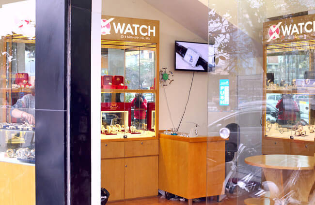 Không gian bên trong showroom đồng hồ Xwatch tại 2 Xã Đàn với tủ trưng bày