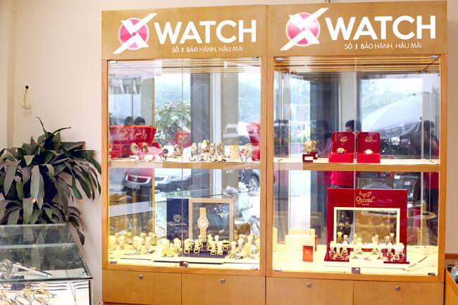 Góc trưng bày đồng hồ cao cấp tại cửa hàng Xwatch 2 Xã Đàn