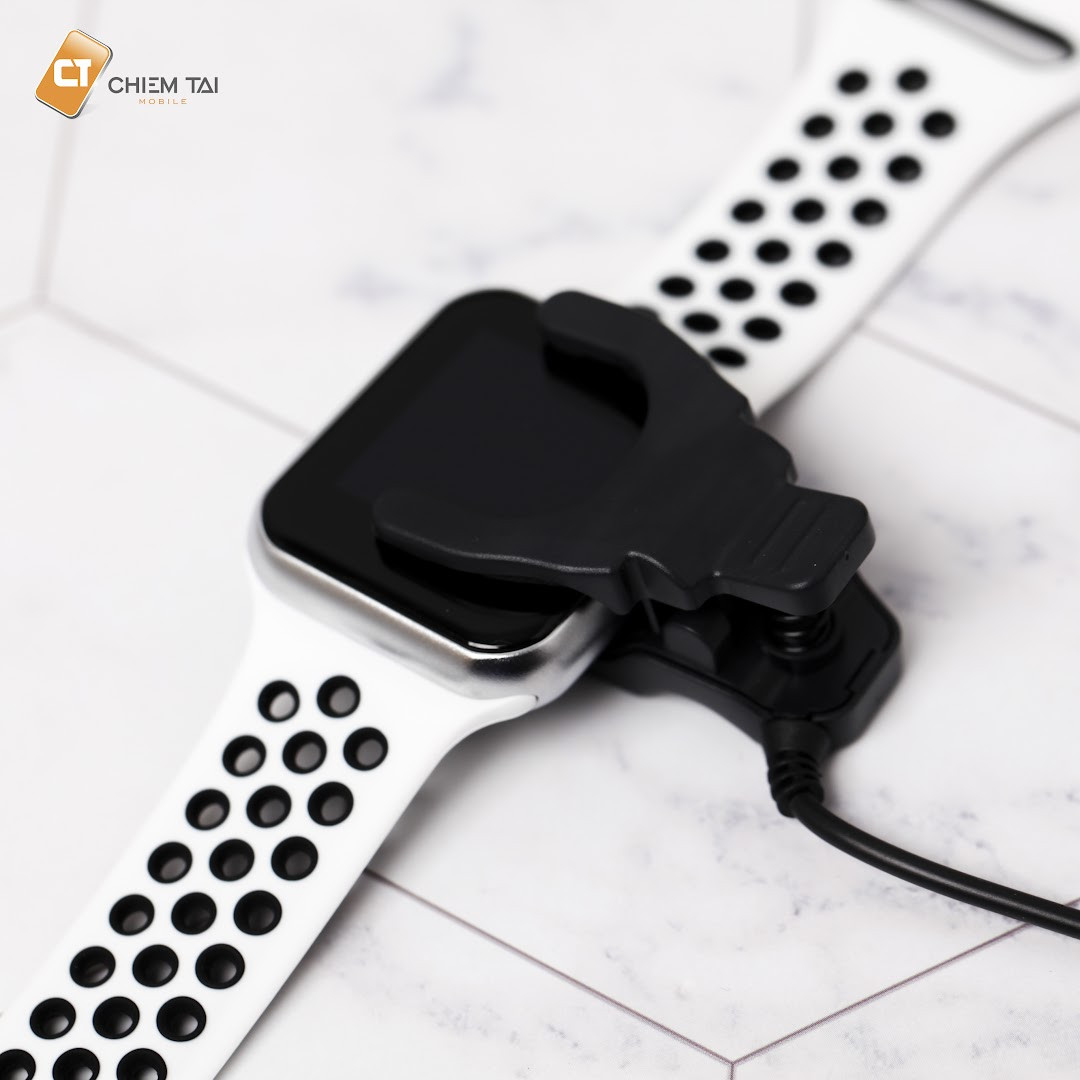 Đồng hồ thông minh Smartwatch F8 đang được sạc, thể hiện dung lượng pin dài