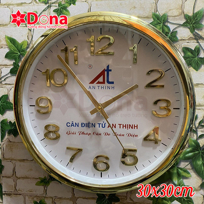 Đồng hồ treo tường vành xi với 12 số nổi chi tiết