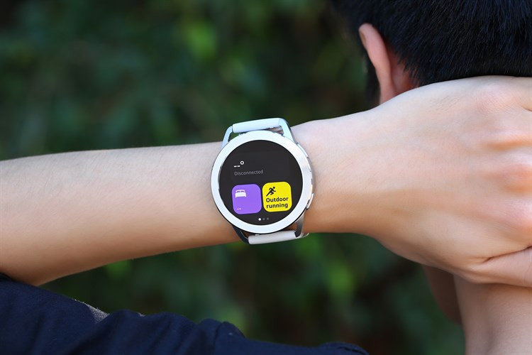 Xiaomi Watch S3 hiển thị nhiệt độ cơ thể, cho thấy chức năng đồng hồ thông minh trong việc theo dõi các chỉ số sức khỏe quan trọng.