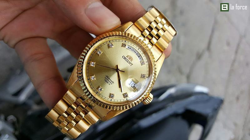 Cách xem đồng hồ đeo tay màu cam vàng và ý nghĩa