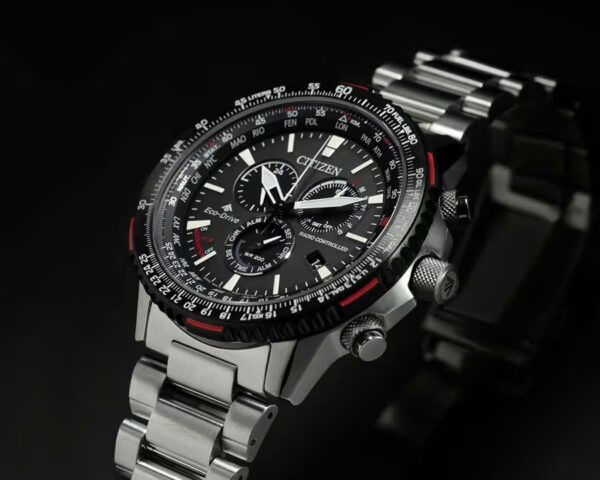 Đồng hồ Citizen GN 4W S với mặt kính vòm, hiển thị ngày và thứ
