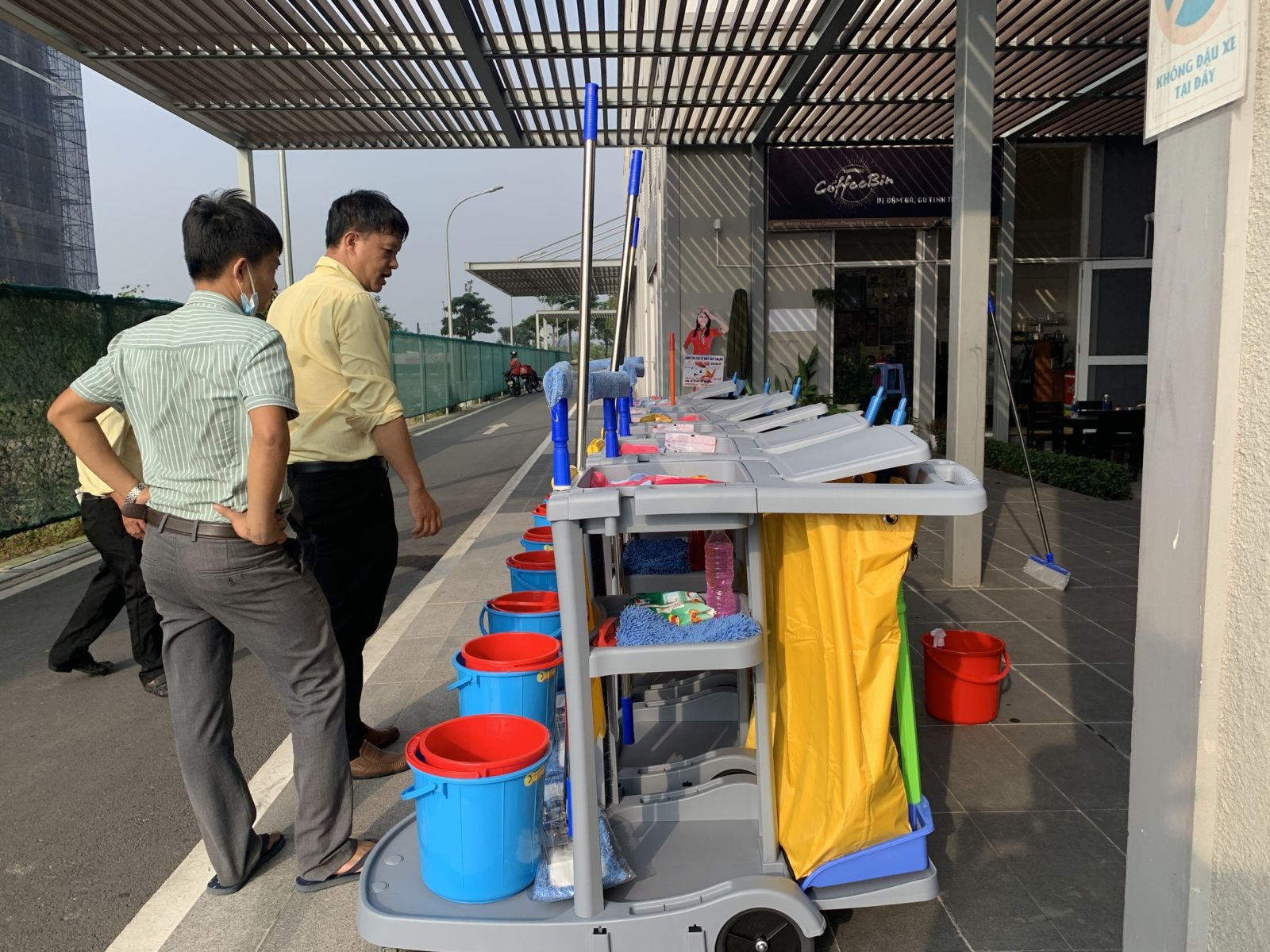 Kỹ thuật viên vệ sinh đồng hồ bằng thiết bị chuyên dụng