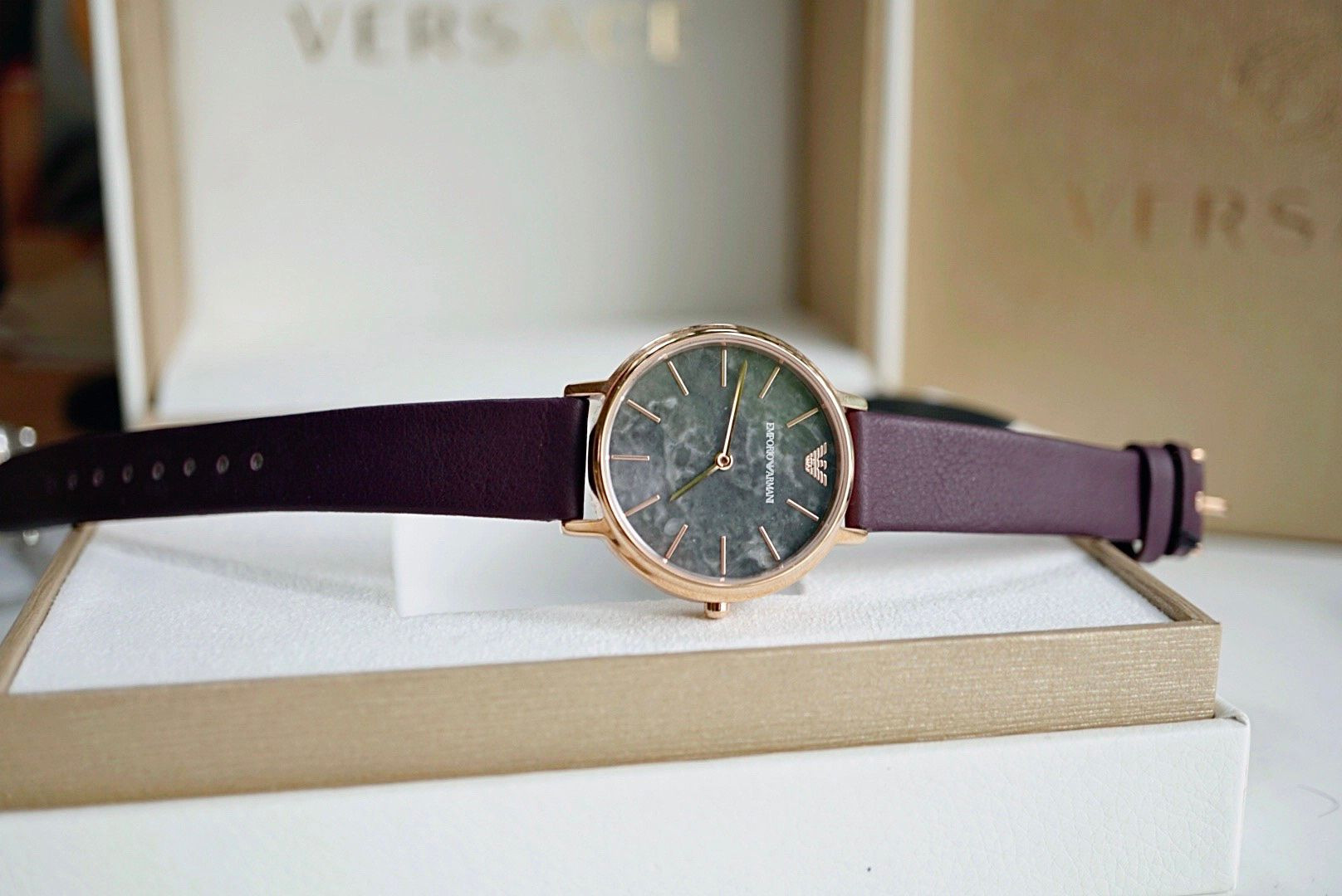 Đồng hồ Armani nữ dây da AR11171 chụp nghiêng, khoe vẻ đẹp tinh tế