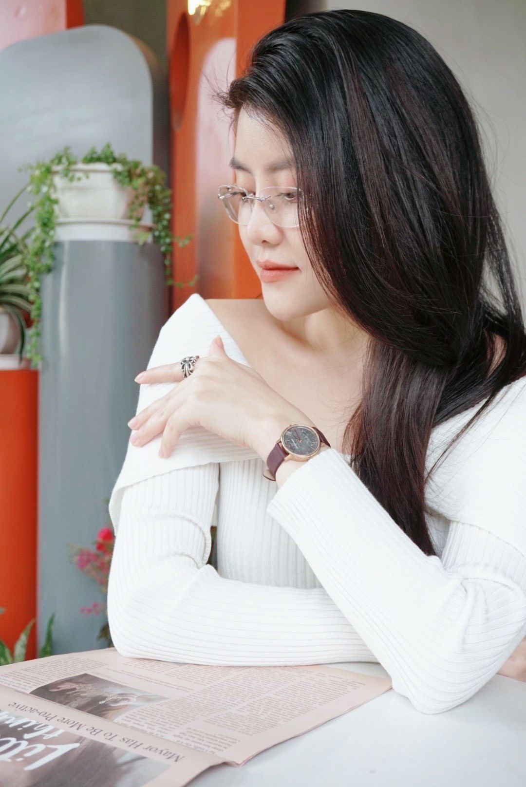 Chiếc đồng hồ nữ Emporio Armani dây da và hộp đựng
