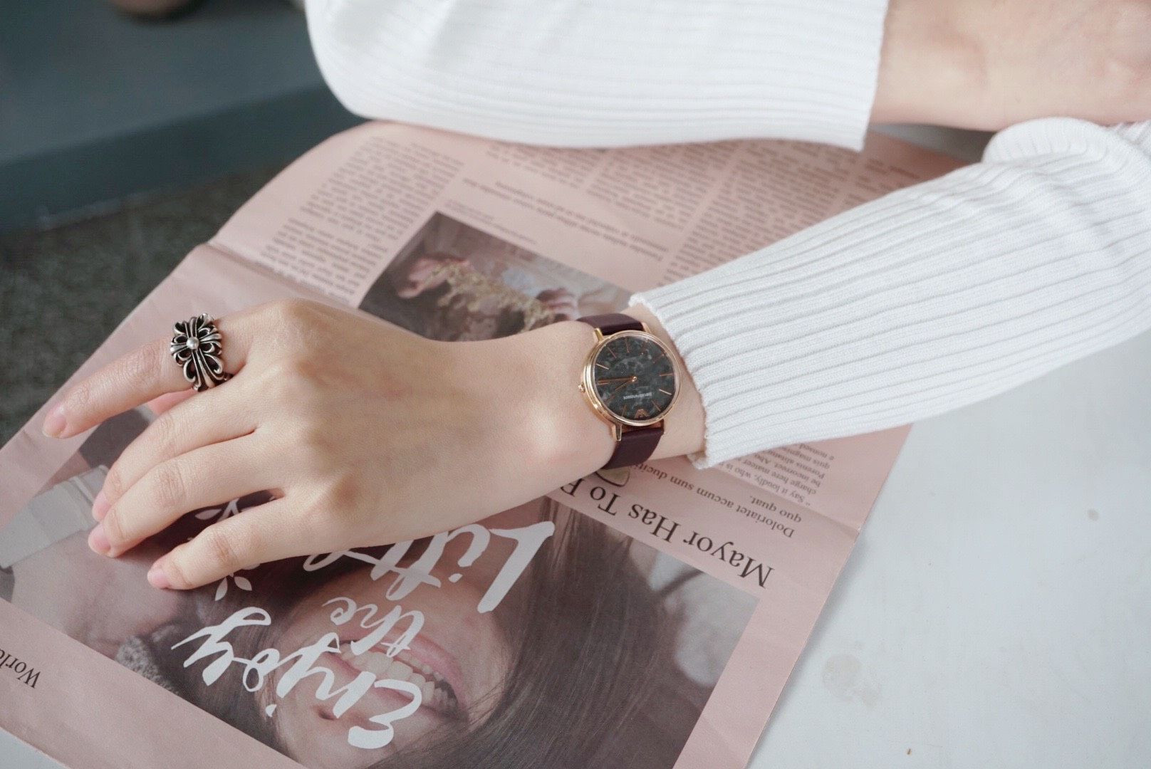 Dây da màu tím sẫm của đồng hồ Armani nữ, tôn da hiệu quả