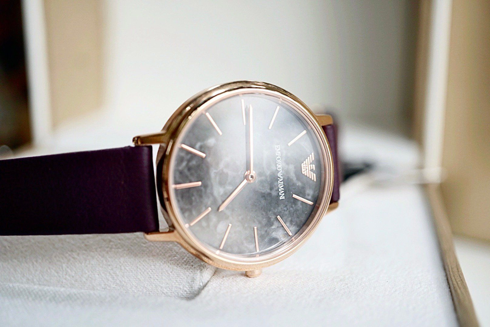 Phong cách đeo đồng hồ Armani nữ dây da cho cô nàng hiện đại
