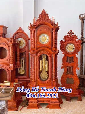 Đồng hồ quả lắc gỗ nâu với các chi tiết điêu khắc tinh xảo, thể hiện chất lượng phụ kiện đồng hồ quả lắc cao cấp
