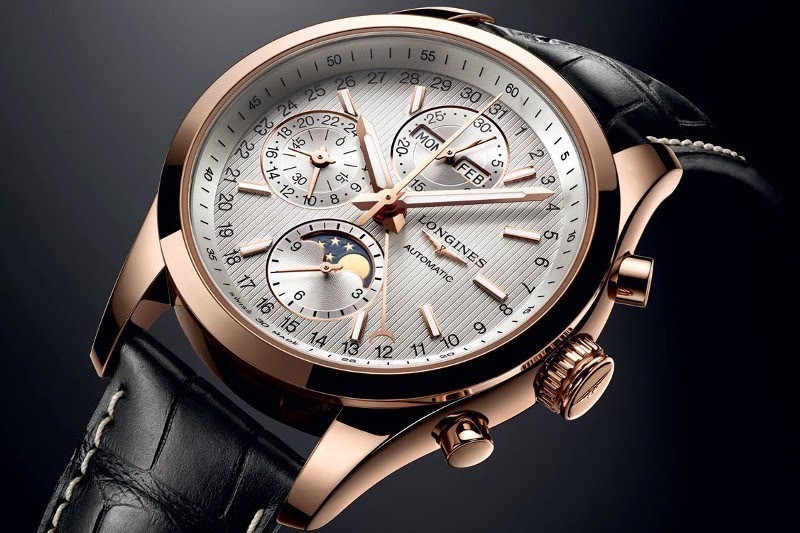 Đồng hồ với ô hiển thị lịch tuần trăng Moonphase rõ nét, mô phỏng chu kỳ mặt trăng