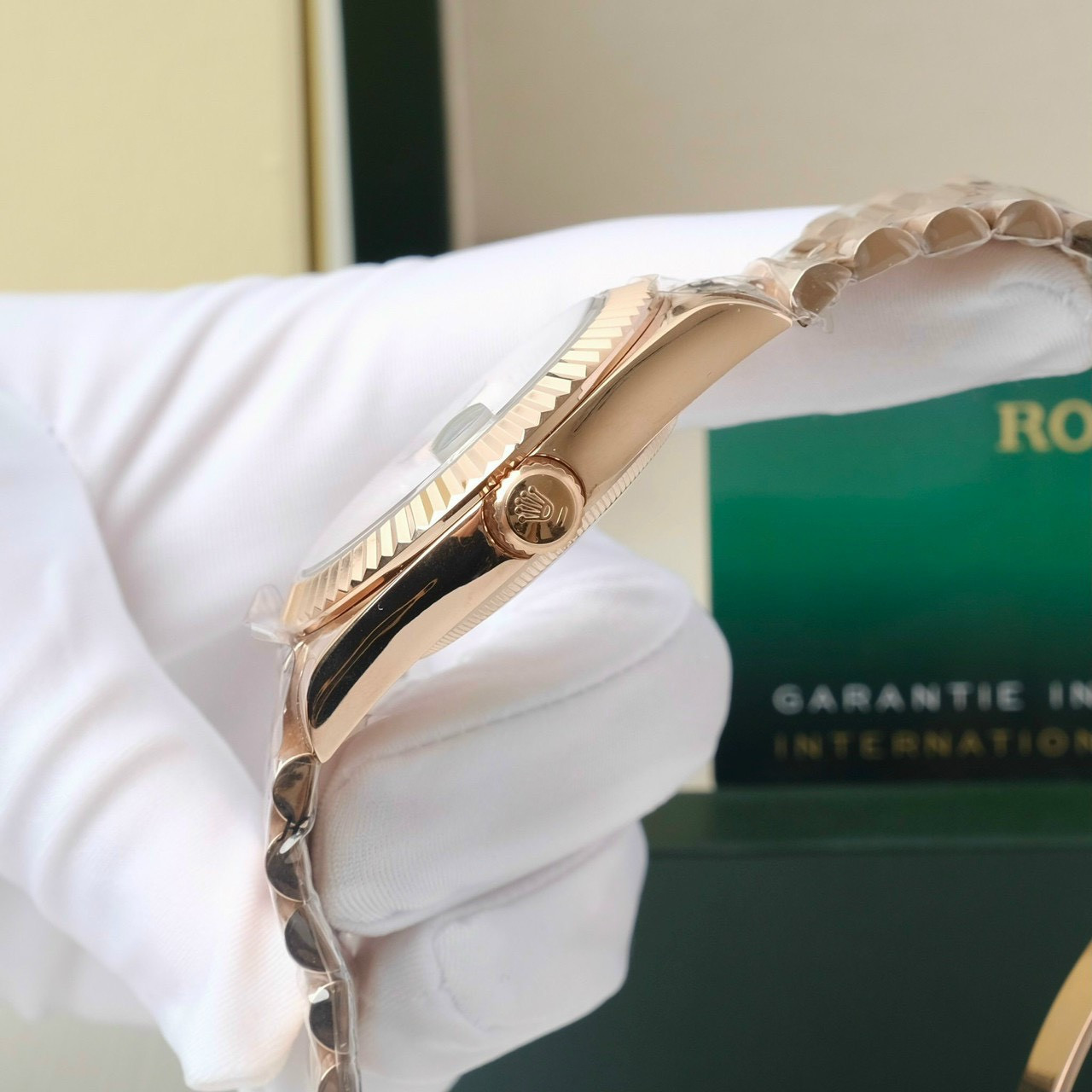 Chi tiết mặt số chocolate của đồng hồ Rolex nam máy Nhật Day-Date