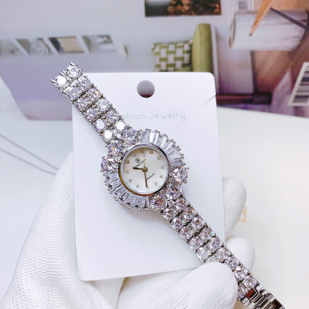 Chi tiết mặt đồng hồ nữ đính đá Royal Crown với độ lấp lánh cao