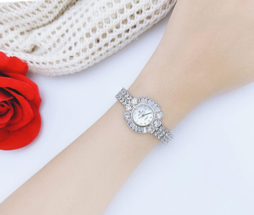 Đồng hồ nữ Royal Crown đính đá giá rẻ trên tay, tạo điểm nhấn ấn tượng