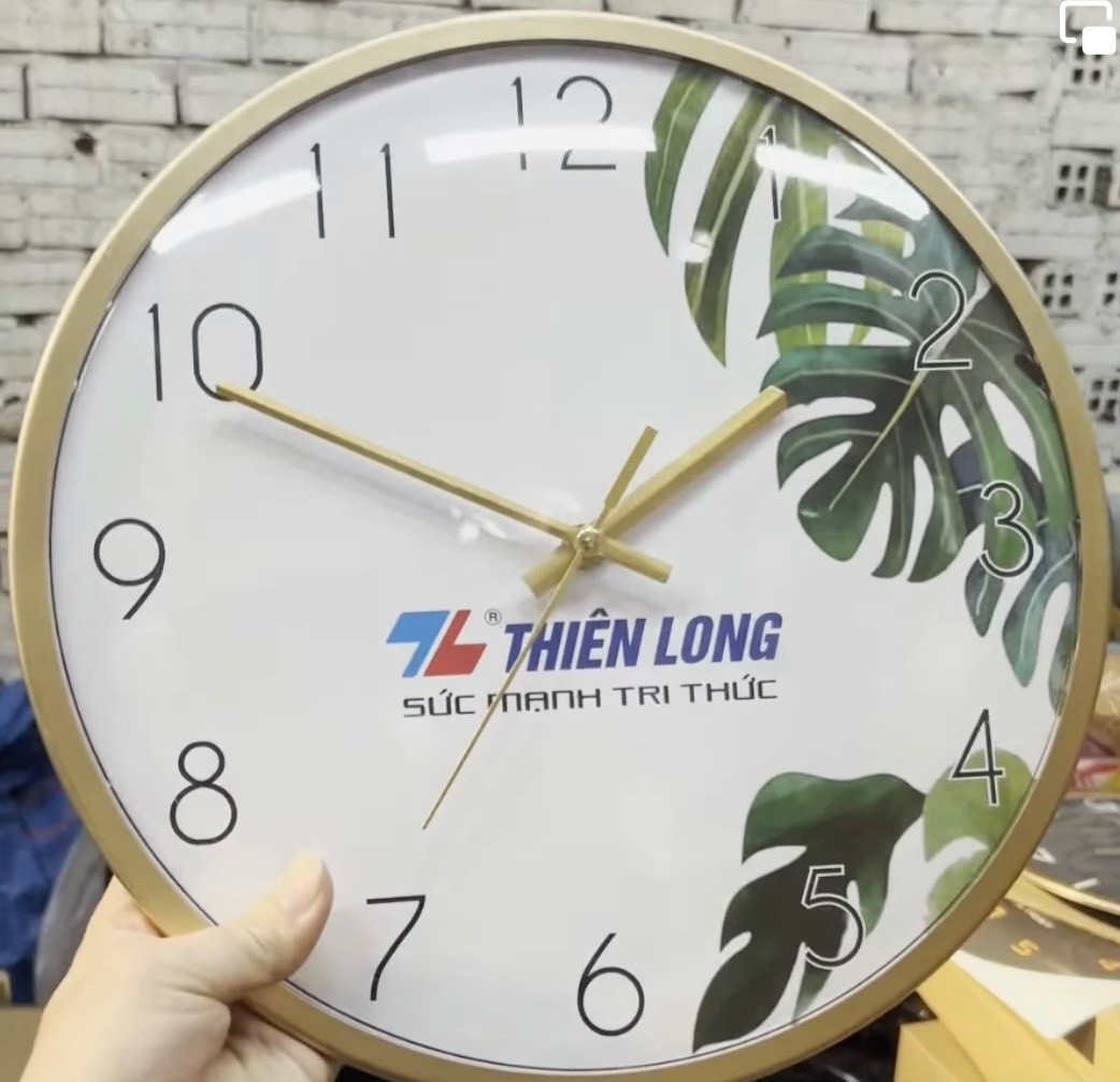 Đồng hồ treo tường in logo với thiết kế mặt số độc đáo, thể hiện sự sáng tạo