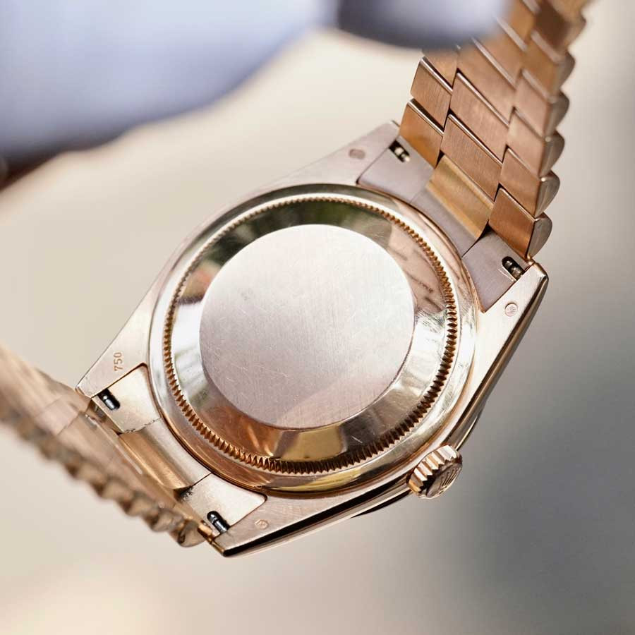 Mặt đáy kín đặc trưng của đồng hồ Rolex Thụy Sỹ chính hãng