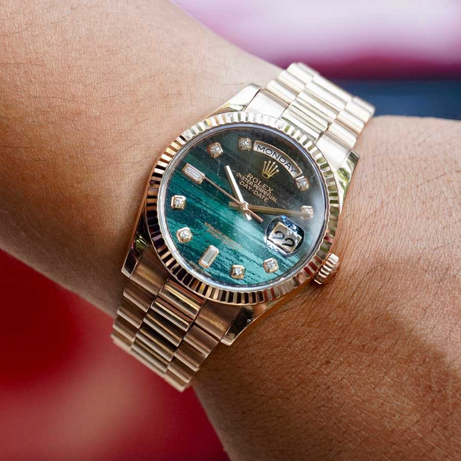 Đeo trên tay đồng hồ Rolex Datejust 118235 Thụy Sỹ chính hãng