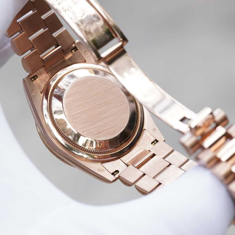 Chi tiết núm vặn và vành bezel của đồng hồ Rolex chính hãng