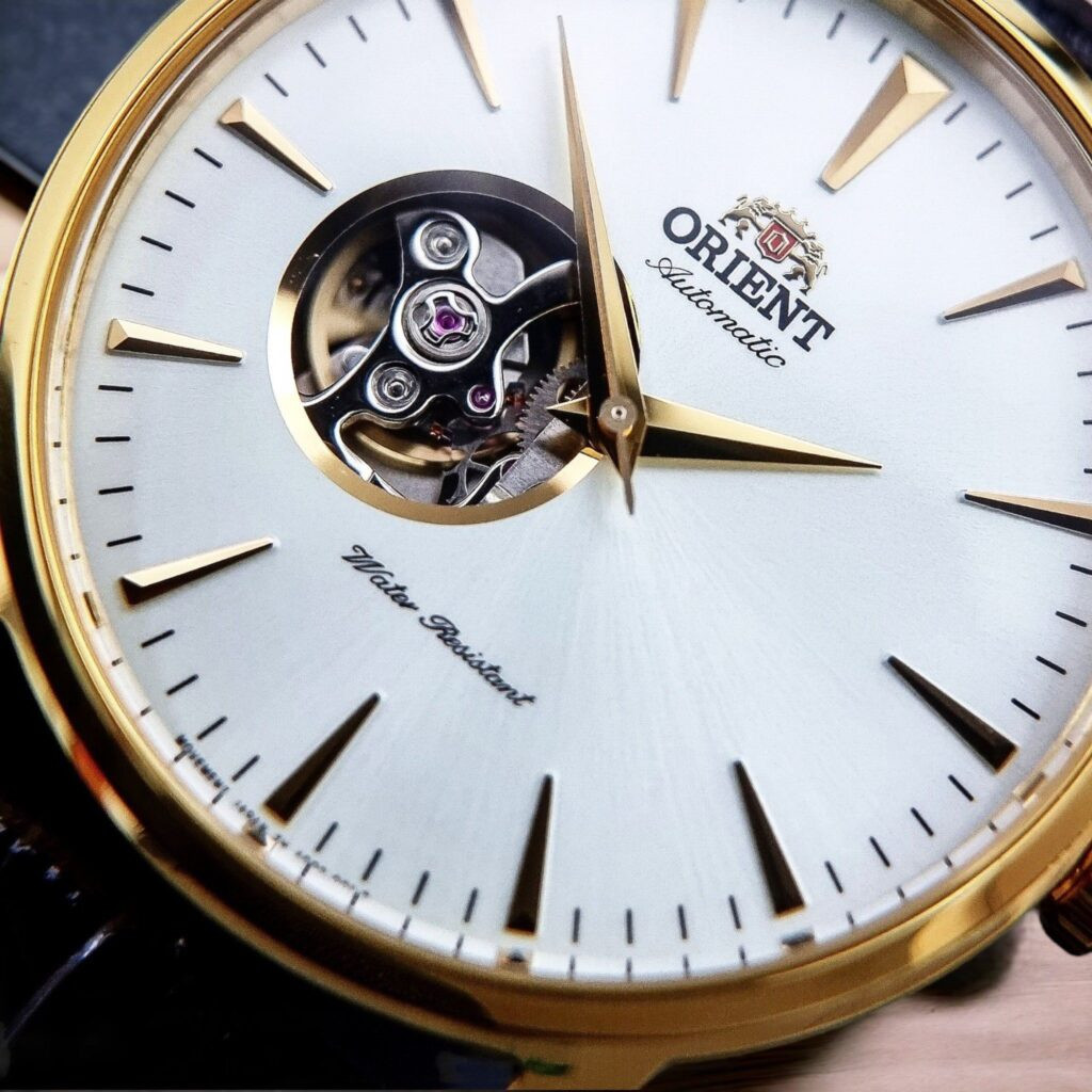 Đồng hồ nam máy cơ Orient FAG02003W0 với thiết kế lộ máy ấn tượng và dây da cao cấp