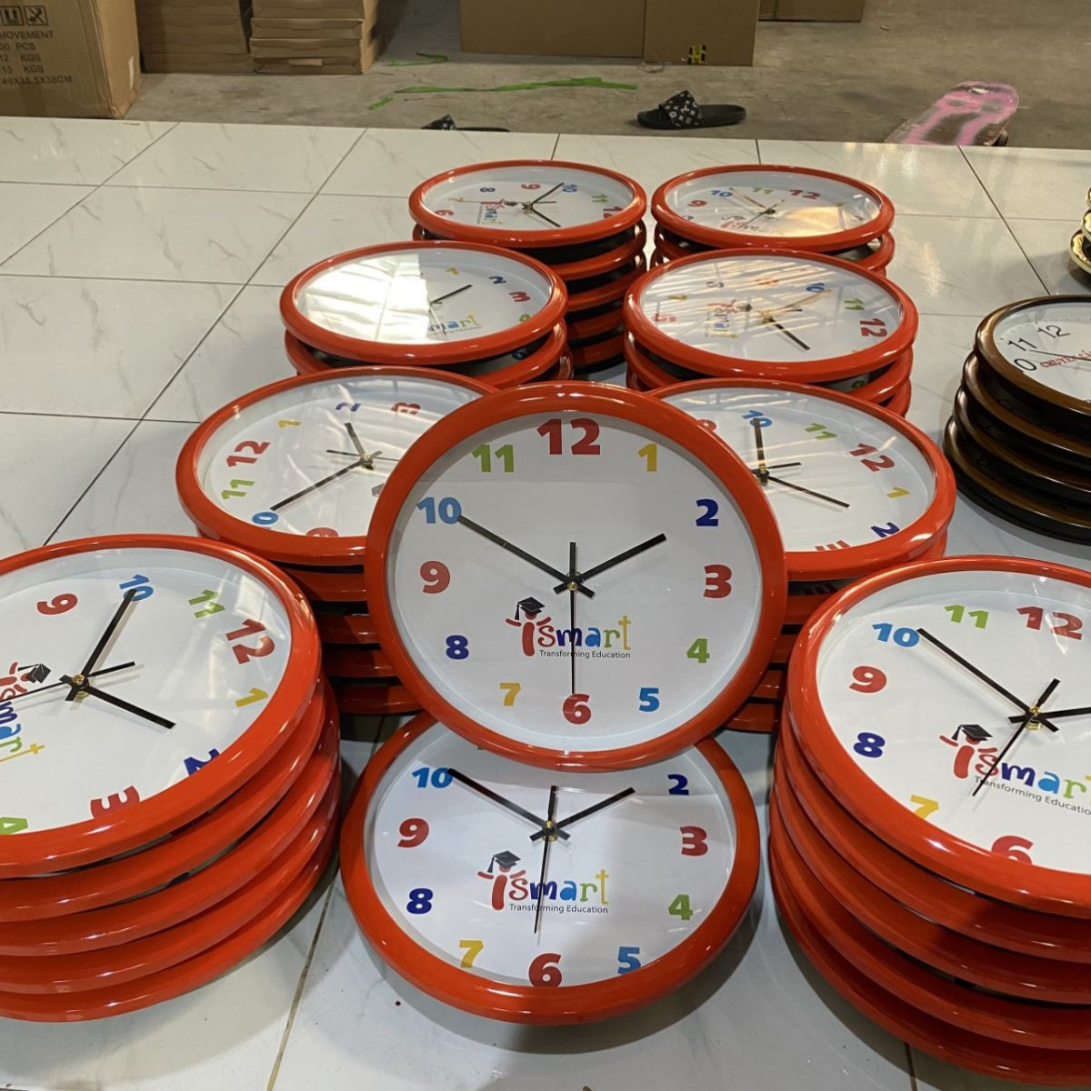 Đồng hồ treo tường in logo với thiết kế tối giản, tập trung vào thương hiệu
