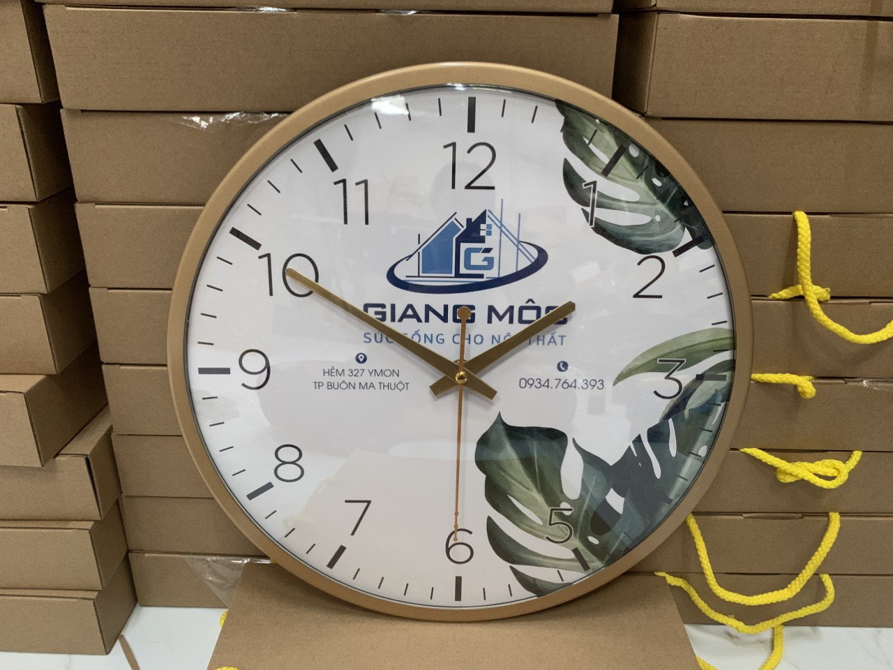 Đồng hồ treo tường màu trắng với logo công ty in nổi bật, tạo điểm nhấn
