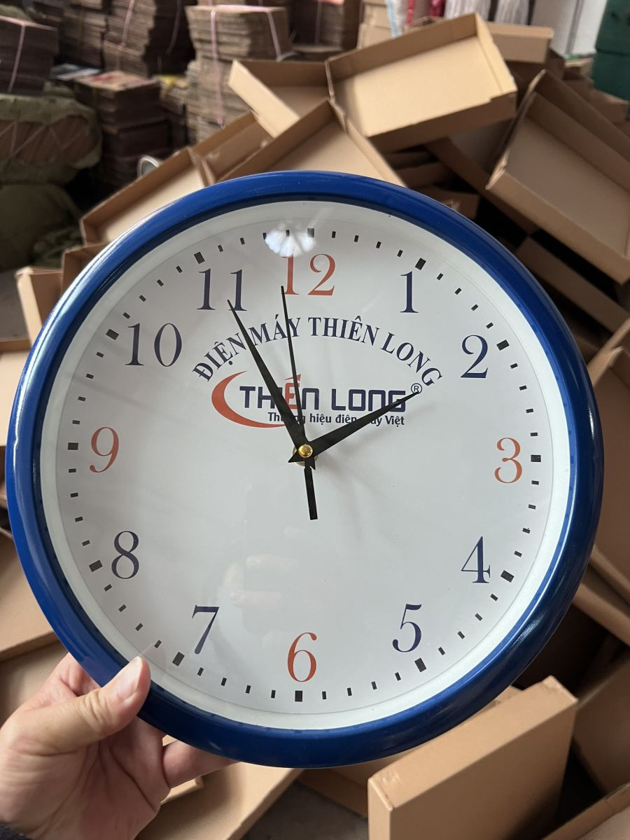 Đồng hồ treo tường in logo công ty cổ phần xây dựng, thể hiện uy tín và chất lượng