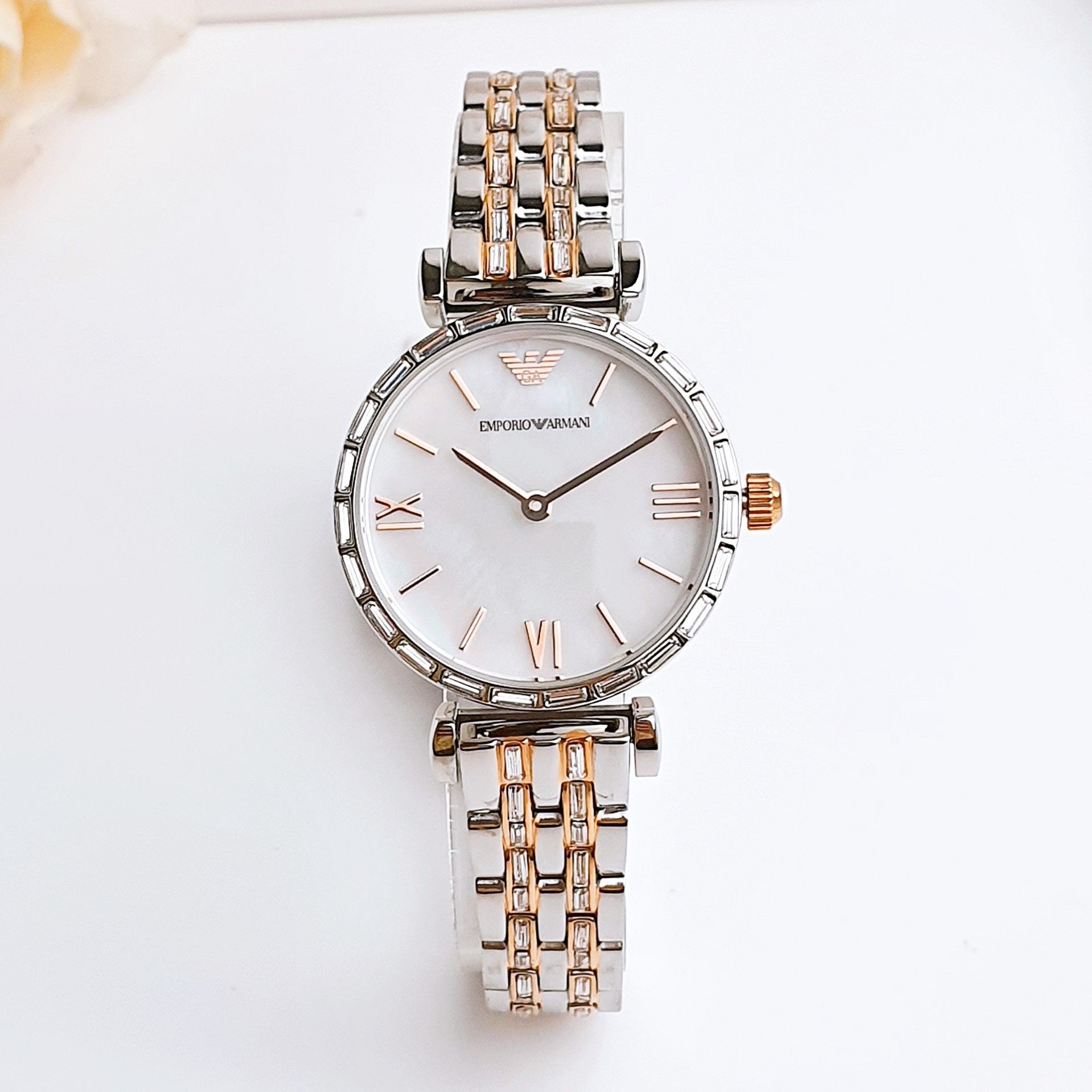 Đồng Hồ Armani Nữ Chính Hãng: Biểu Tượng Của Vẻ Đẹp Sang Trọng và Tinh Tế