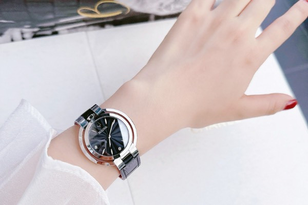 Đồng hồ nữ Bulova 96P238 dây da trên cổ tay, thể hiện vẻ đẹp sang trọng và tinh tế.