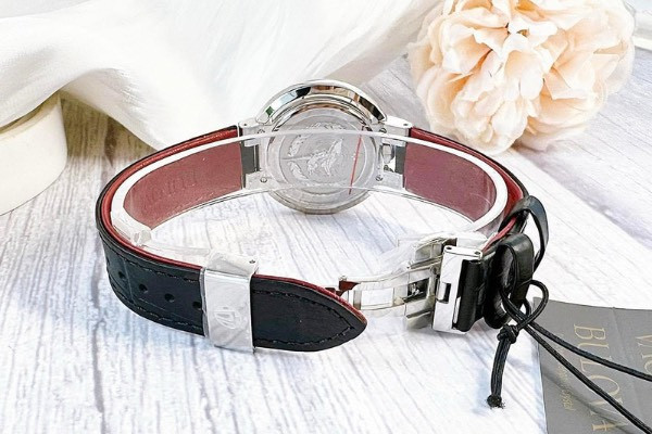 Cận cảnh mặt đồng hồ nữ Bulova 96P238 với mặt số đen và dây da cao cấp.