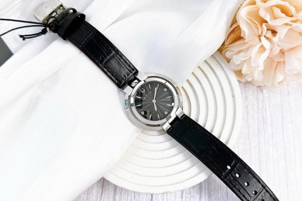 Góc nhìn tổng thể đồng hồ nữ Bulova 96P238 dây da, nhấn mạnh thiết kế thanh lịch.