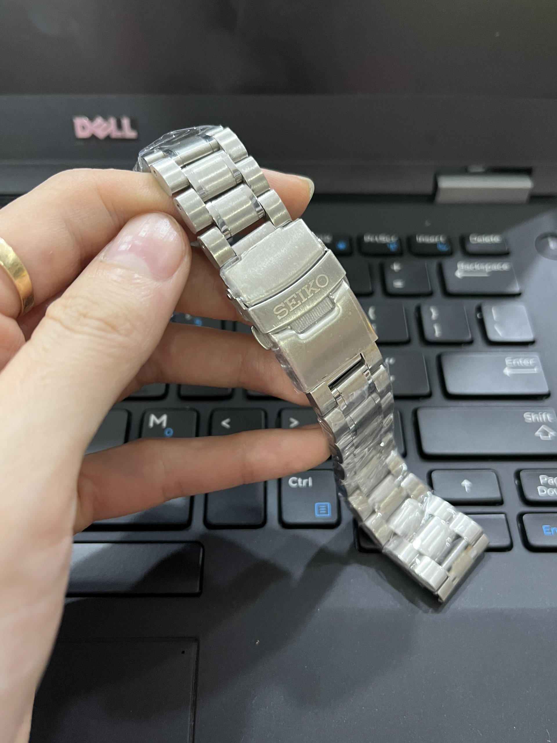 Dây Đồng Hồ Kim Loại 18mm: Nâng Tầm Phong Cách và Độ Bền Cho Cổ Tay Của Bạn