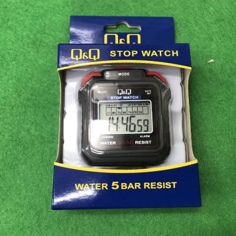 Đồng hồ bấm giờ Q&Q Stop Watch màu đen nhỏ gọn, hiển thị rõ ràng cho các hoạt động thể thao.