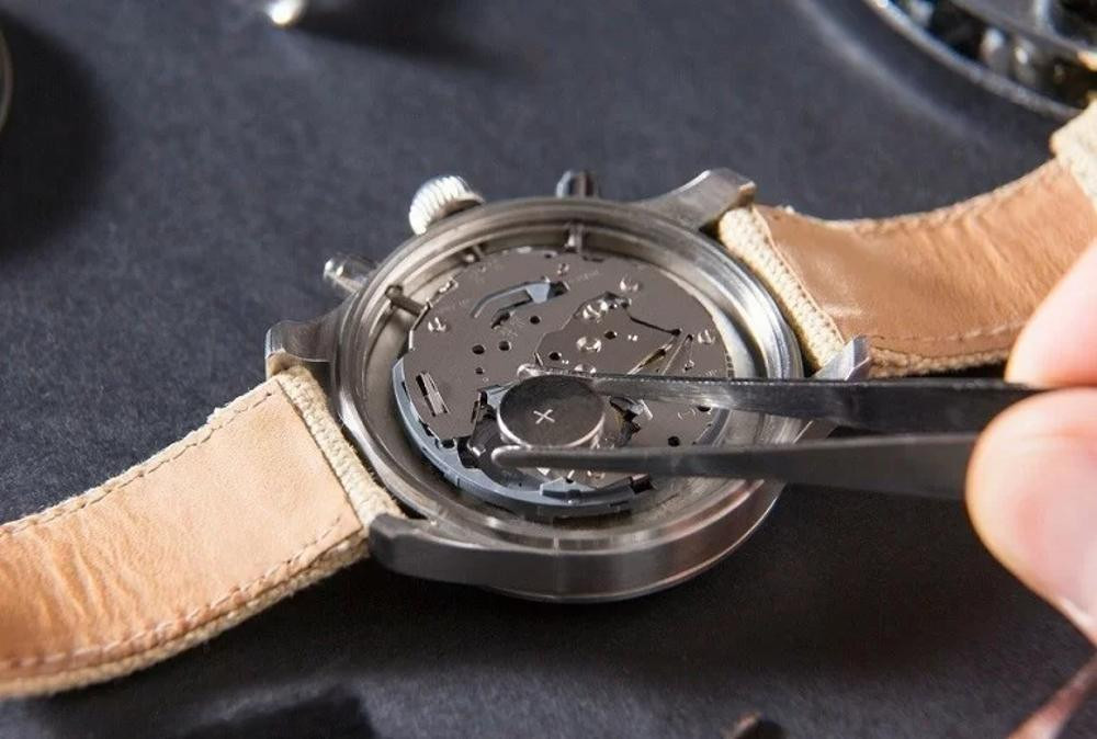 Người dùng đang thao tác tắt nguồn đồng hồ G-Shock, thể hiện sự cẩn trọng.