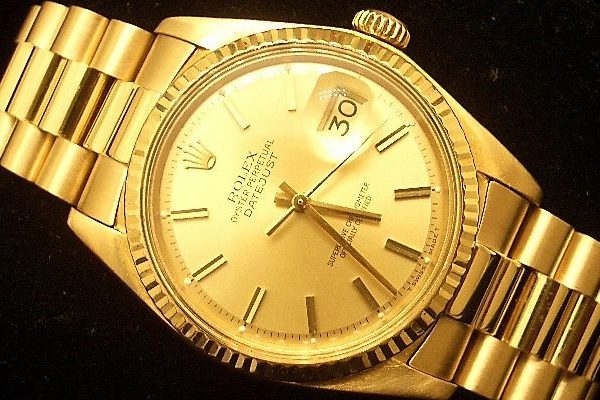 Đồng Hồ Rolex Vàng 18K: Phân Biệt Giữa Vẻ Đẹp Nguyên Khối và "Mạ Vàng"