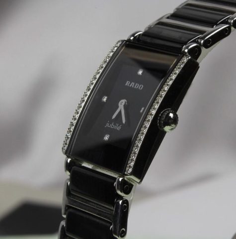 Đồng Hồ Rado Dây Đá Đen: Biểu Tượng Của Đẳng Cấp Và Sự Bền Bỉ Vượt Thời Gian