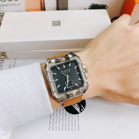 Cách Đeo Đồng Hồ Versace Mặt Vuông Nổi Bật Phong Cách và Đẳng Cấp