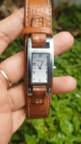 Đồng Hồ DKNY Nữ Mặt Vuông: Biểu Tượng Phong Cách Hiện Đại và Thanh Lịch Cho Phái Đẹp