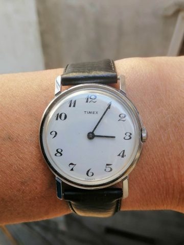 Đồng Hồ Timex Cổ Lên Dây: Vẻ Đẹp Vượt Thời Gian Của Một Huyền Thoại