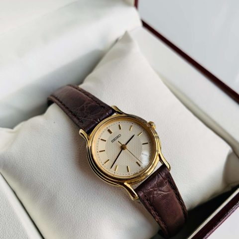 Đồng Hồ Seiko Nữ Mặt Tròn: Biểu Tượng Của Thanh Lịch, Tinh Tế Và Bền Bỉ Cho Phái Đẹp