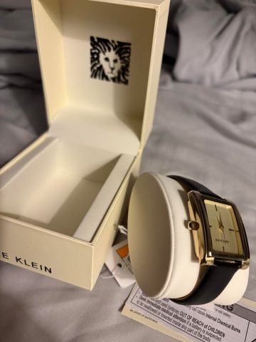 Cách Đeo Đồng Hồ Anne Klein: Bí Quyết Tôn Lên Vẻ Đẹp Thanh Lịch Của Phụ Nữ