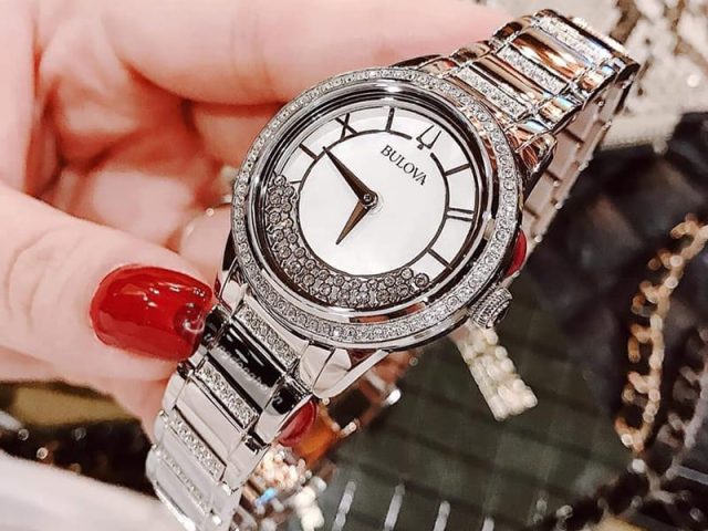 Đồng hồ Bulova Nữ Mặt Tròn Đính Đá: Biểu Tượng Của Sự Sang Trọng và Đẳng Cấp Đồng hồ Bulova Nữ Mặt Tròn Đính Đá: Biểu Tượng Của Sự Sang Trọng và Đẳng Cấp