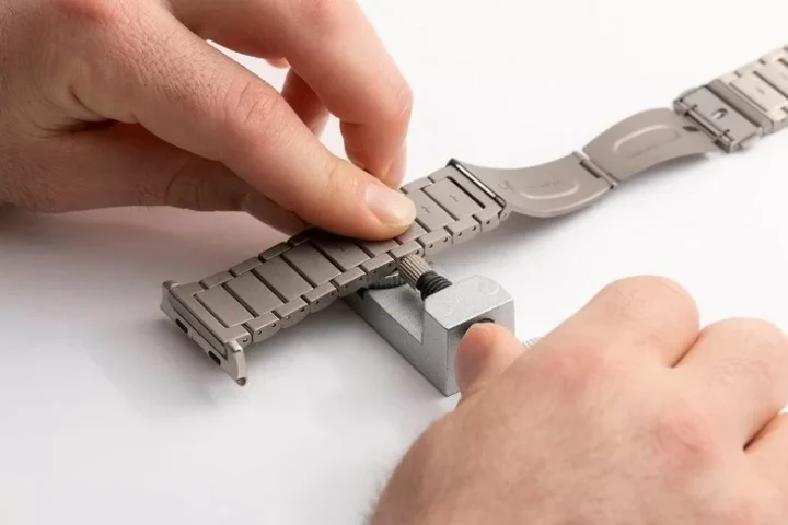 Cách Chỉnh Dây Đồng Hồ Casio LA670: Hướng Dẫn Chi Tiết Để Đeo Vừa Vặn và Phong Cách