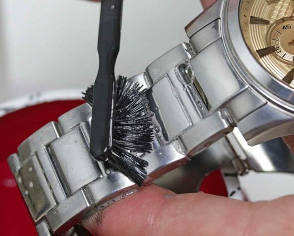 Cách Đánh Bóng Đồng Hồ Inox Tại Nhà Luôn Sáng Bóng Như Mới